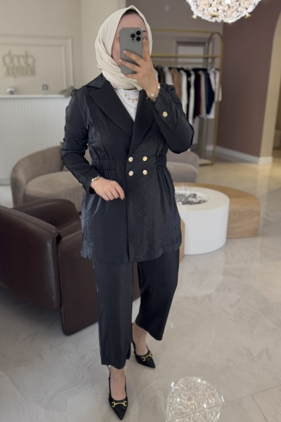 Siyah Pantolonlu Takım