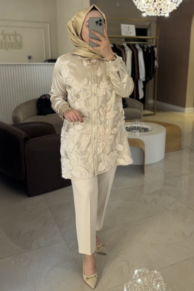 Selinada Bej Çiçek İşlemeli Gömlek 3209